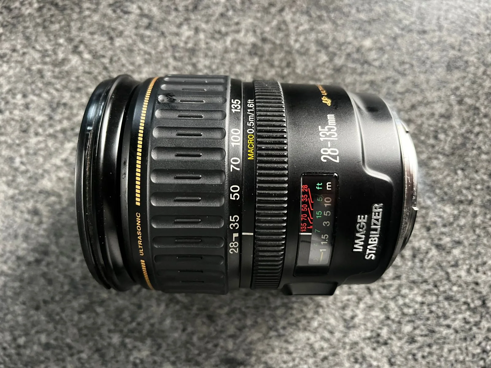 Lente Canon EF 28–135mm IS USM — com pequeno fungo