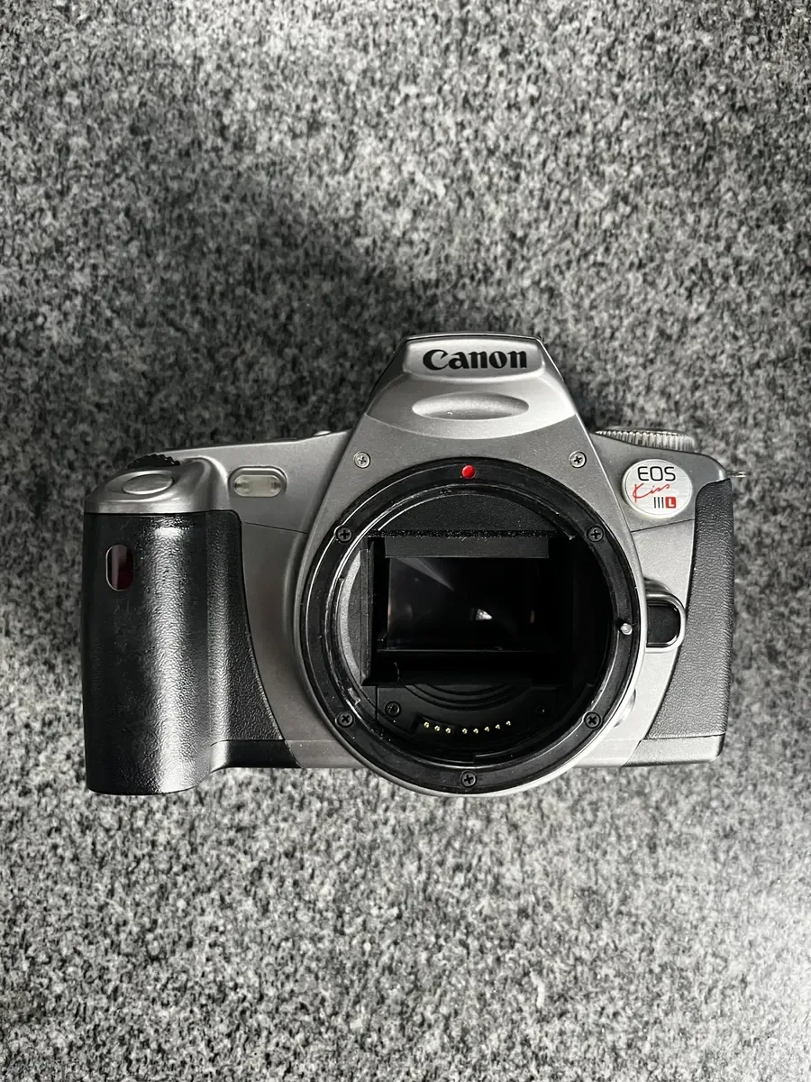 Canon EOS Kiss III — câmera analógica